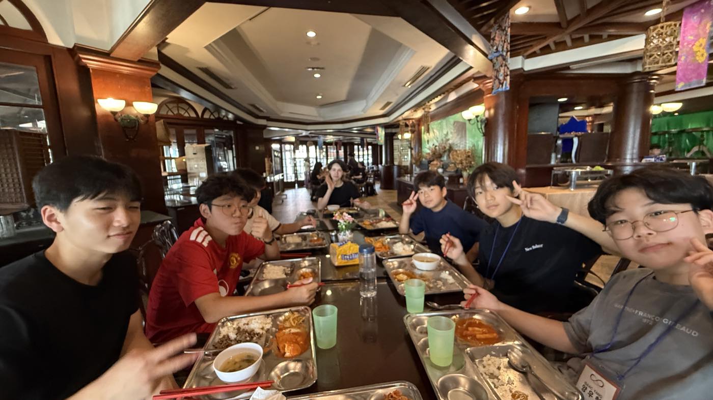 다 같이 먹는 저녁 — 비욘드 영어캠프 현장 사진
