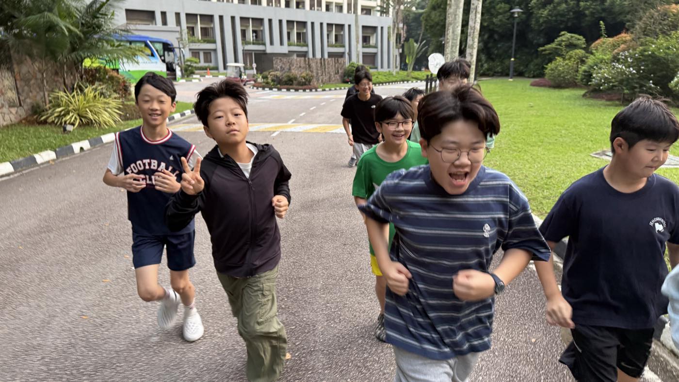 잔디밭에서 — 비욘드 영어캠프 현장 사진