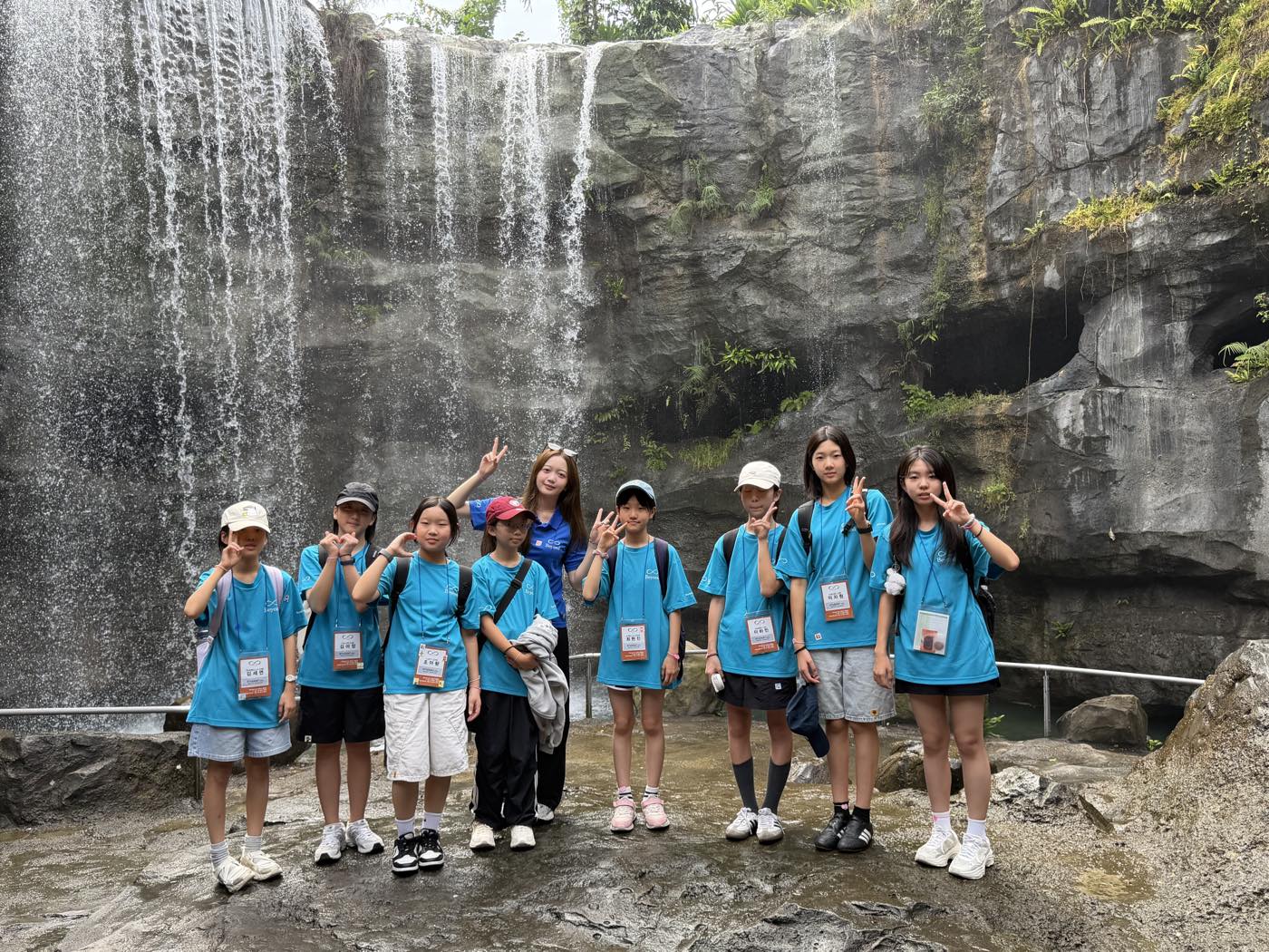 폭포 앞에서 — 비욘드 영어캠프 현장 사진