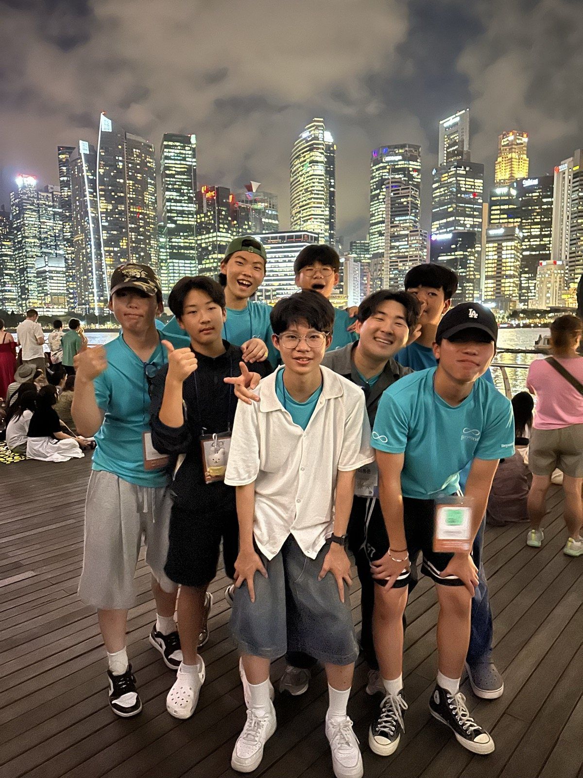 싱가포르 마리나베이 야경을 배경으로 한 영어캠프 학생 단체 컷